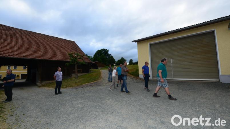 Ortstermin für den Gemeinderat in Kotzenbach. Links das Tor des Stadels, durch das die Lkw beim An- und Abtransport von Holz bzw. Dachstühlen fahren müssten. Bild: bey