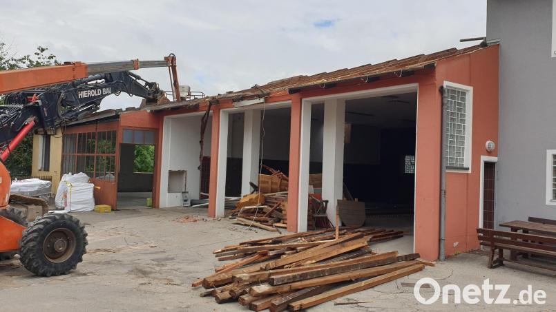 Mit dem Abriss der alten Fahrzeughalle beginnen die Baumaßnahmen für den Neu-, Umbau- und Erweiterungsbau des Feuerwehrhauses Eslarn. Bild: bey