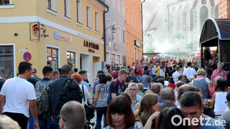 Der Platz vor Ottmanns Genusswelt gilt als die &quot;Taille der Altstadt&quot;. Klar, dass es dort am Altstadtfest besonders eng zugeht. Archivbild: Huber