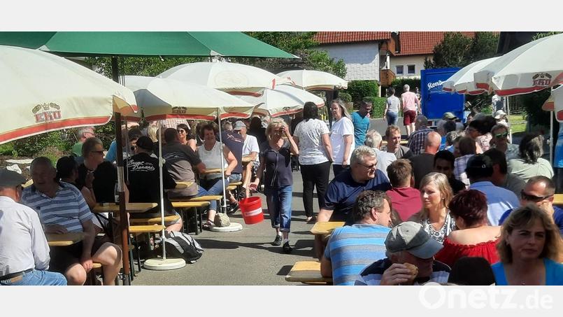 Viele Besucher kamen zum Kösseinestraßenfest, um sich mit kulinarischen Schmankerln und kühlen Getränken verwöhnen zu lassen. Bild: soj