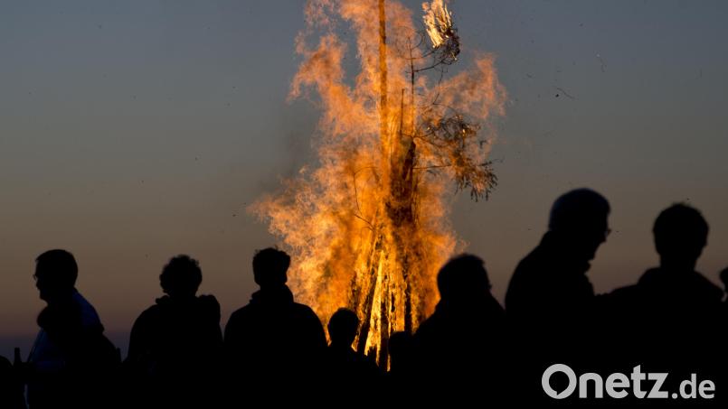 Öffentliche Johannisfeuer werden in diesem Jahr wegen der Waldbrandgefahr in einigen Orten abgesagt. Symbolbild: Patrick Seeger/dpa
