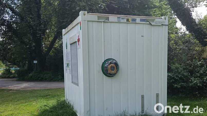 Am Container der Badeaufsicht im Stadtbad Weiden steht seit kurzem ein öffentlich zugänglicher Defibrillator bereit. Bild: Stefan Dürgner/exb