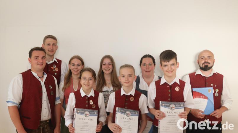 Die Blaskapelle St. Georg Rieden ehrt langjährige Musiker (von links): Vorsitzender Sebastian Zapf, Beisitzer Manuel Kraus, Emma Färber, Anna Kopf, Elena Haas, Nicolas Kryschak, Anja Hofauer, Bastian Kryschak und Dirigent Miroslaw Zgrzendek. Bild: mrr