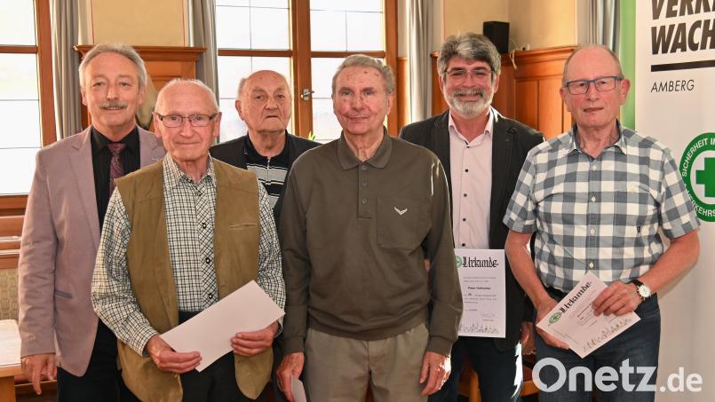 Bei der Mitgliederehrung gratulierte Vorsitzender (von links) Gernot Schötz den Jubilaren Georg Auers, Herbert Seidl, Franz Wagner, Peter Hofrichter und Bernhard Schreiner. Bild: gf