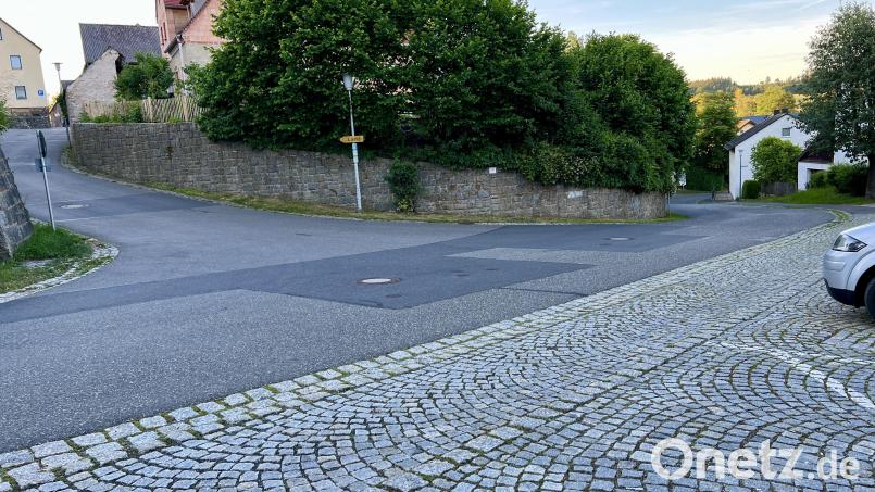 Tempo 30 gilt demnächst in ganz Störnstein: Wichtig sei das vor allem auch für exponierte Stellen wie zum Beispiel vor der Kirche, in denen sich Autofahrer in die Hauptstraße hineintasten müssen, sagen die Antragsteller von FW, FBL und CSU. Bild: Eichl