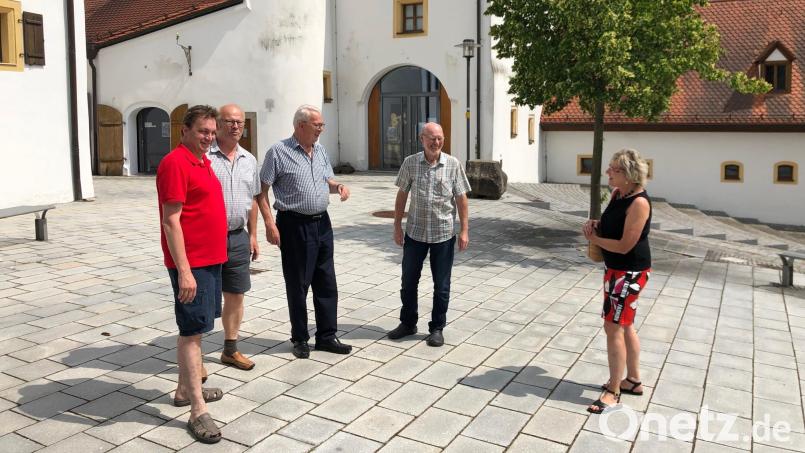 Vorsitzender Stefan Sauerer, Kassier Jürgen Wicha, Vorstandsmitglied Karl Beer, Beisitzer Max Meier und Zweite Bürgermeisterin Irene Ehemann vor dem Stadtmuseum Zehentstadl in Nabburg. Mit Führungen des Fremdenverkehrsvereins, wie Irene Ehemann sie anbietet, bekommt man noch einiges mehr von der Stadt zu sehen. Bild: mis