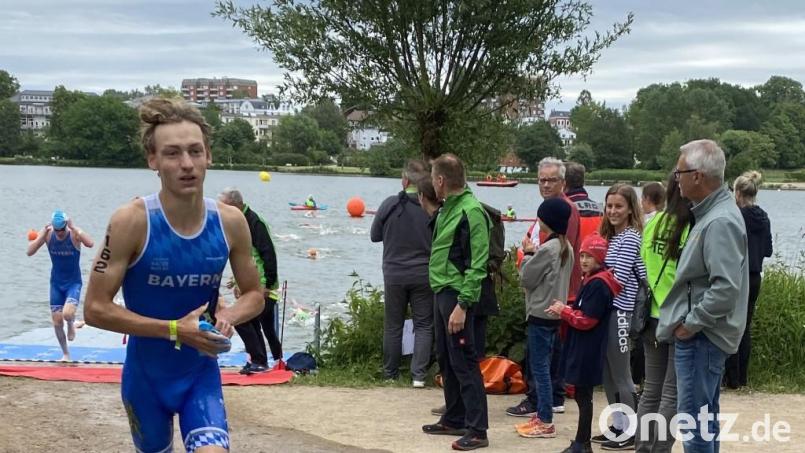 Justus Oeckl beim Wechsel vom Schwimmen zum Rad. Bild: Rouven Oeckl/exb