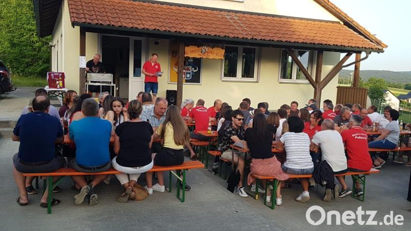 Bei einer Feier blickte der Vorsitzende Bayern Fanclubs Pullenried, Johann Haberl, auf 40 Jahre Vereinsgeschichte zurück. Bild: FC Bayern-Fanclub Pullenried/exb
