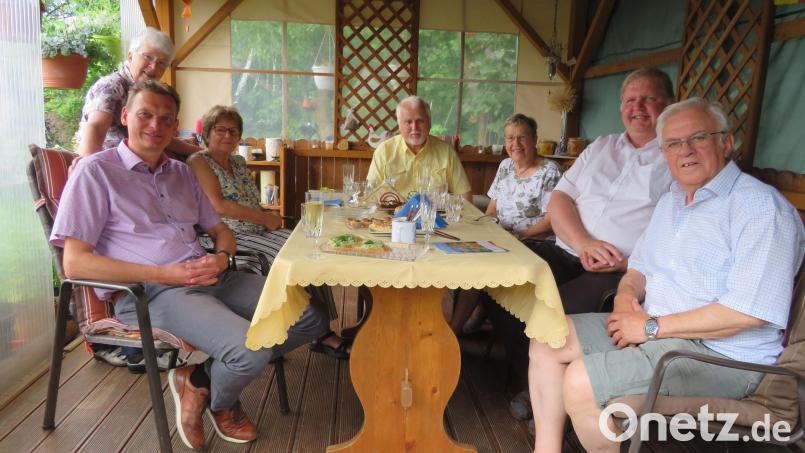 In der Gartenlaube begrüßte Werner Spiesmacher die Gratulanten zu seinem 80. Geburtstag. Von rechts: Werner Spiesmacher, Pfarrer Ulrich Gruber, Waltraud und Alfons Barth, Ursel Fischelmayer, Gerda Spiesmacher und Bürgermeister Ernst Schicketanz Bild: adj
