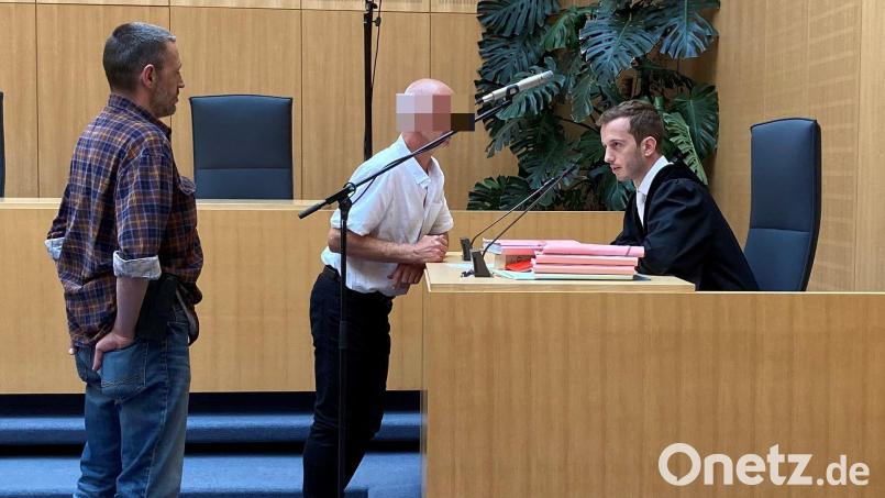 Der Angeklagte (Mitte) strapaziert in den Verhandlungspausen die Geduld seiner Vorführbeamten (links). Einmal busselt er seine Lebensgefährtin ab, dann spricht er geschäftig bei Staatsanwalt Richard Caja vor. Bild: ca