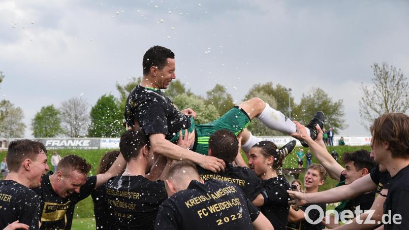Die Akteure des FC Weiden-Ost ließen Spielertrainer Florian Schrepel beim Gewinn der Meisterschaft in der Kreisliga Nord hochleben. Feiern die Ostler auch beim Erdinger-Meister-Cup? Archivbild: gb