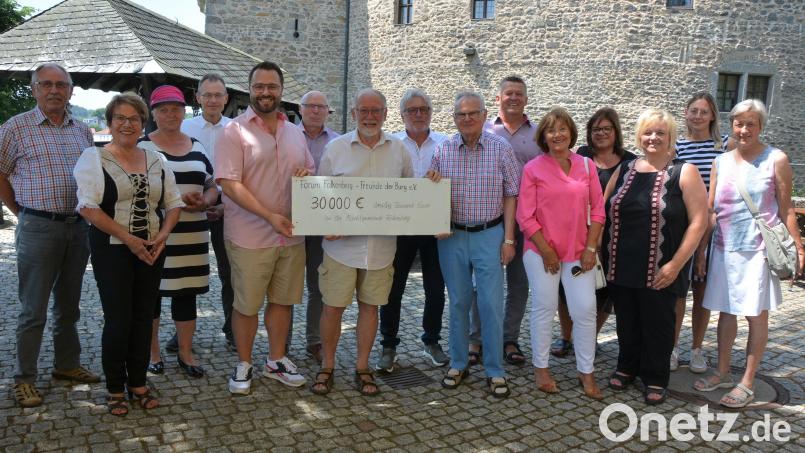 &quot;Forum&quot;-Vorsitzender Herbert Bauer (Siebter von links) überreichte an Bürgermeister Matthias Grundler (Fünfter von links) eine Spende in Höhe von 30.000 Euro. Das Geld hatten in den vergangenen Jahren die ehrenamtlichen Burgführer und Mitglieder des Vereins &quot;Forum Falkenberg&quot; erwirtschaftet. Bild: jr