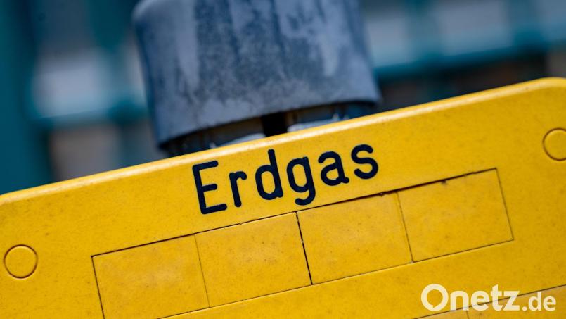 Ein Schild mit der Aufschrift &quot;Erdgas&quot;, dient als Markierung für den unterirdischen Verlauf einer Erdgasleitung. Die Bundesregierung hat die Konsequenz aus den verringerten Gaslieferungen aus Russland gezogen und die Alarmstufe im Notfallplan Gas ausgerufen. Symbolbild: Stefan Sauer