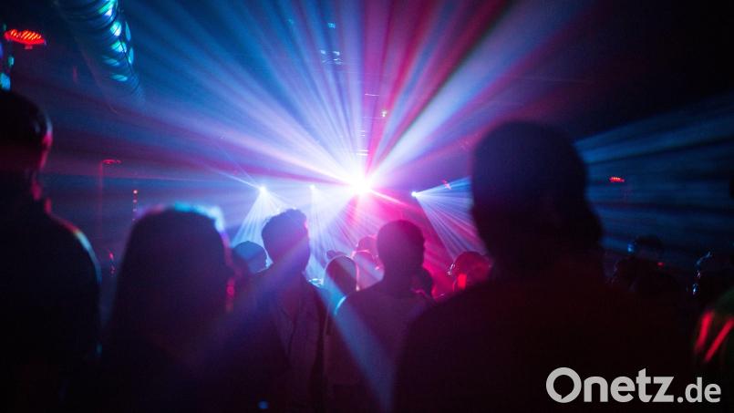 Feiern – wie hier auf diesem Symbolbild zu sehen – ist okay, aber eine „Schneise der Verwüstung durch Nabburg“ soll es nach einer Beach-Party nicht mehr geben. Die Stadt will mehrgleisig gegensteuern . Bild: Sophia Kembowski/dpa
