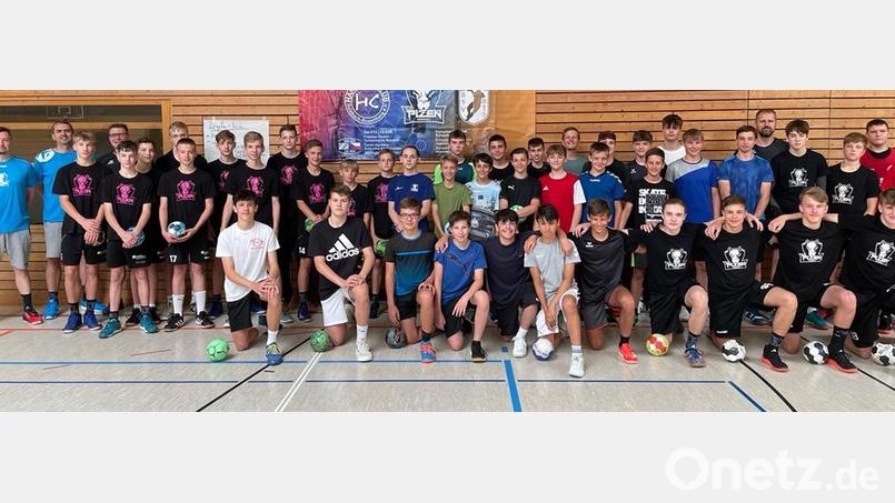 Gemeinsames Bild nach einem gemeinsamen Trainingswochenende: Die C- und B-Jugend-Handballer aus Pilsen und Sulzbach-Rosenberg. Bild: Weigl/exb