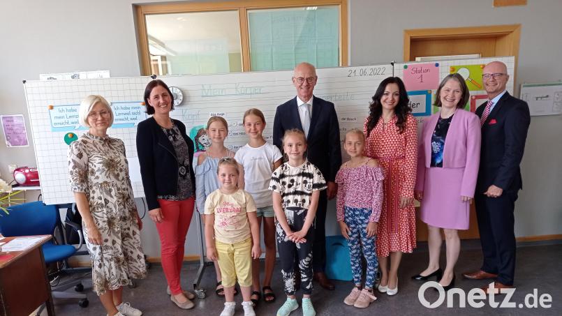 Die ukrainischen Kinder der Willkommensgruppe mit (hinten, von links) Natalija Messer, Schulleiterin Johanna Reger, Regierungspräsident Walter Jonas, Bürgermeisterin Margit Bayer, Schulamtsdirektorin Martina Puff und Abteilungsdirektor Thomas Unger. Bild: fpoz
