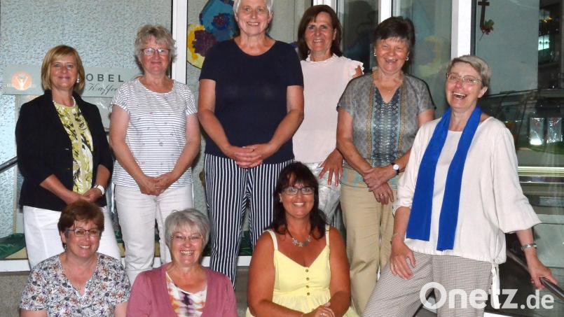 Gleichberechtigt stehen beim katholischen Frauenbund in Waidhaus weiterhin Christl Kaas, Jutta Reinisch und Gerda Gilch (vorne, von rechts) an der Spitze. Bild: fjo