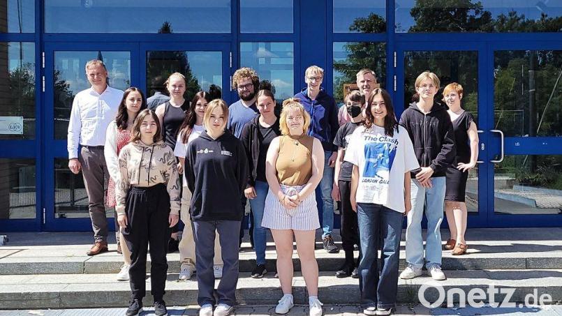Schulleiter Christian Schwab, Raphael Haubelt und Nadine Zintl freuten sich mit den Schülern über das erfolgreiche Abschneiden beim Europäischen Wettbewerb. Bild: Andreas Fröhlich/exb