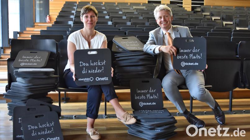 Viola Vogelsang-Reichel überreicht dem Präsidenten der Ostbayerischen Technischen Hochschule Amberg-Weiden, Clemens Bulitta, 350 Sitzkissen. Bild: scm