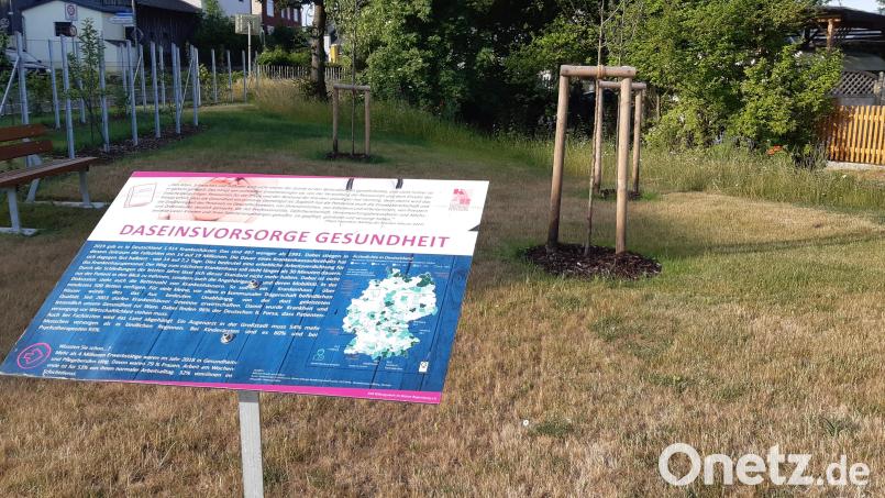 Die Schautafel „Daseinsvorsorge Gesundheit“ des Geh-Denk-Wanderweges steht vor dem Alten Feuerwehrgerätehaus. Bild: KAB Kulmain/exb