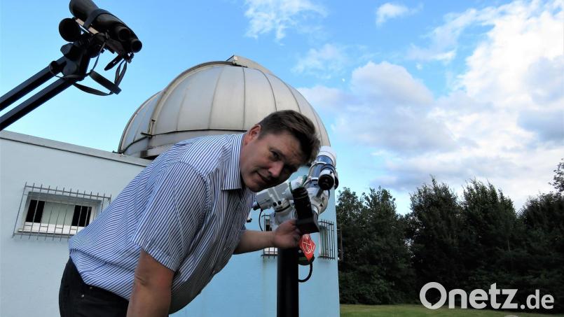 Peter Postler, Leiter der Sternwarte in Tirschenreuth, will mit der Veranstaltung „Peterchens Mondfahrt“ auch Kinder für die Astronomie begeistern. Archivbild: ubb