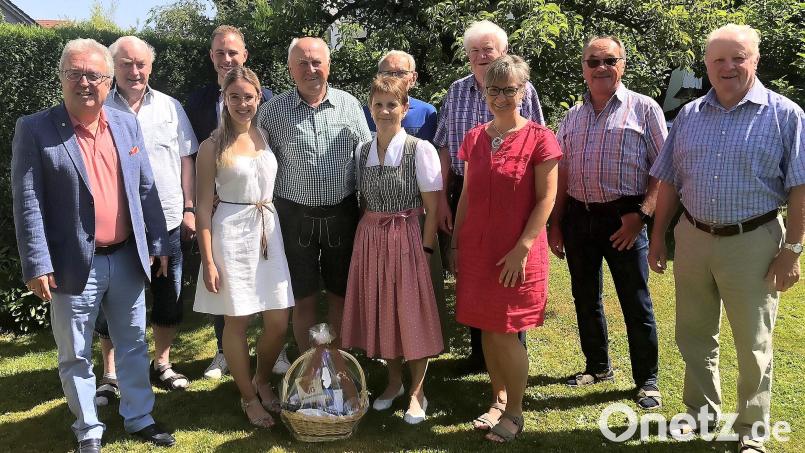 Heinrich Weber (Fünfter von links) feierte seinen 80. Geburtstag im Familien- und Freundeskreis. Die Glückwünsche der Marktgemeinde Wiesau überbrachte Bürgermeister Toni Dutz (links). Bild: wro