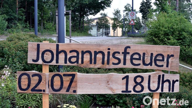 In Ebermannsdorf weist jetzt schon ein Schild am Ortseingang aufs Johannisfeuer hin. Bild: Stephan Huber