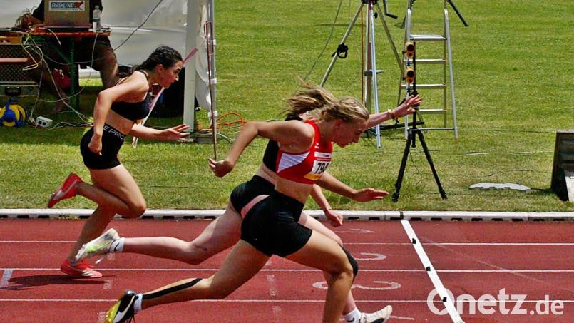 Lea Kreuzer (vorne) gewann den B-Lauf über 80-Meter-Hürde mit einer Hundertstelsekunde Vorsprung. Bild: R. Kreuzer