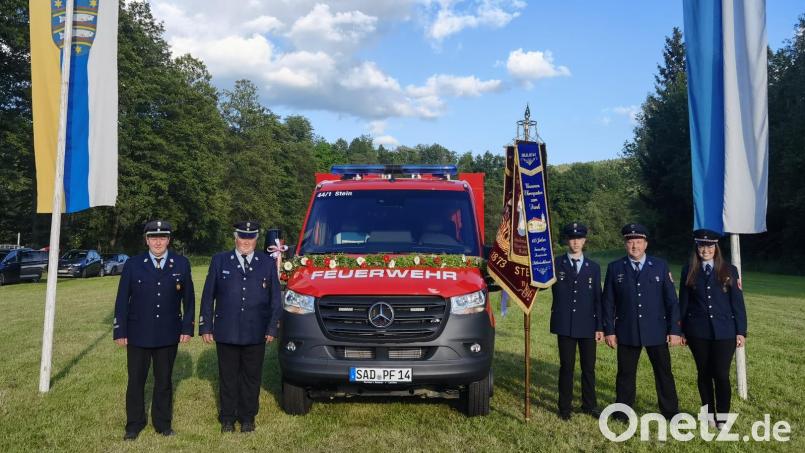 Das neue Fahrzeug der Feuerwehr Stein wurde gesegnet. Bild: Kathrin Kiener/exb