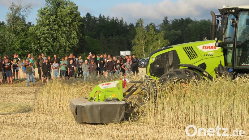 Rund 1000 Besucher kamen zur Präsentation auf einem Getreidefeld bei Traunricht. Bild: Hirsch
