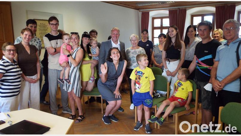 Die in Schnaittenbach untergebrachten Flüchtlinge aus der Ukraine treffen sich zur offiziellen Begrüßung und zur ersten Deutschstunde im Alten Rathaus. Mit dabei Dolmetscherin Natalia Bondarenko (in der Mitte, knieend), dahinter Bürgermeister Marcus Eichenmüller, Andrea Eichenseer (links), "Paukkammer"-Leiterin Anja Fröhlich (Zweite von links) sowie, dahinter die beiden jungen Sprachlehrer von der "Paukkammer". Bild: e