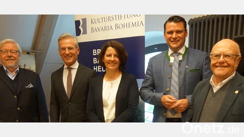 Stiftungsratsvorsitzender Landrat Thomas Ebeling, die Stiftungsvorstände Rudolf Ebneth (links) und Hans Eibauer (rechts) sowie CeBB-Leiterin Veronika Hofinger (Mitte) danken Werner Heß, dem Vorstandvorsitzenden der Sparkasse im Landkreis Schwandorf (Zweiter von links.) Bild: eib