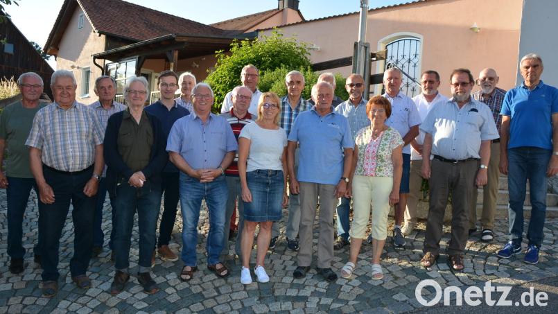 Jubilar Werner Reiter (Achter von rechts) freute sich über die Ständchen seiner Chorgemeinschaft. Mit dabei waren Ehefrau Rosemarie (rechts neben dem Jubilar) und Tochter Margit sowie Erhard Hamann (Zweiter von links) und Florian Löw (Fünfter von links). Sie alle ließen Werner Reiter, anlässlich seines 80. Geburtstags, musikalisch hochleben. Bild: jr