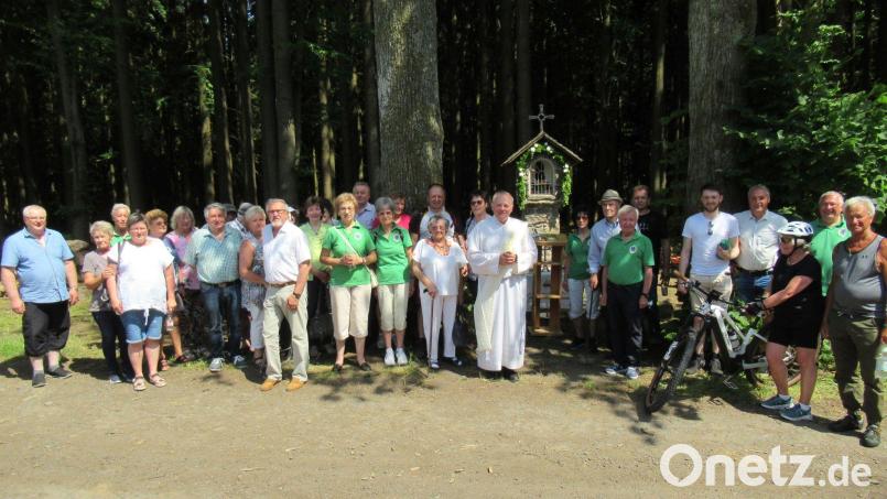 Zelebrant Diakon Josef Eiber (Mitte), links daneben Thea Liegl und OWV-Vorsitzender Michael Koller (rechts daneben) ließen mit den Gästen die Andacht wieder aufleben. Bild: mkj