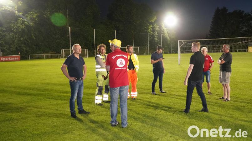 Die FSVler testen die Sicht auf dem Fußballplatz mit der neuen Flutlichtanlage. Bild: fvo