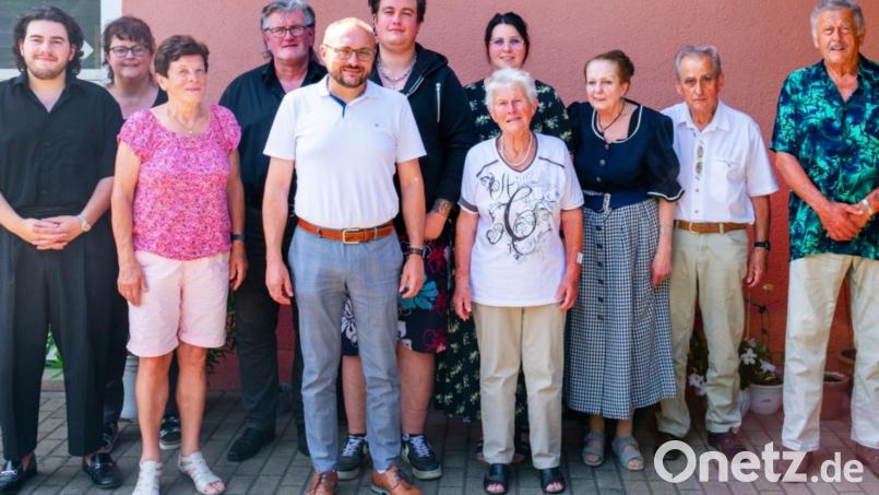 Über die vielen Glückwünsche aus Reihen der ganzen Familie freut sich Rosemarie Dierl (Vierte von rechts) an ihrem Geburtstagsfest ganz besonders. Bild: fjo