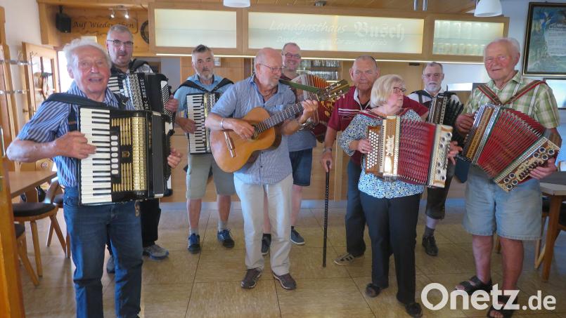 Die Volksmusikanten Werner Matt, Oswald Kopp, Bernhard Binner, Herbert Diesner, Markus Schraml, Manfred Döllinger, Monika Fink, Albin Zeitler und Rudolf Fink (von links) brauchten keine Noten für das gemeinsame Musizieren beim Wirtshaussingen in Kötzersdorf. Bild: jzk