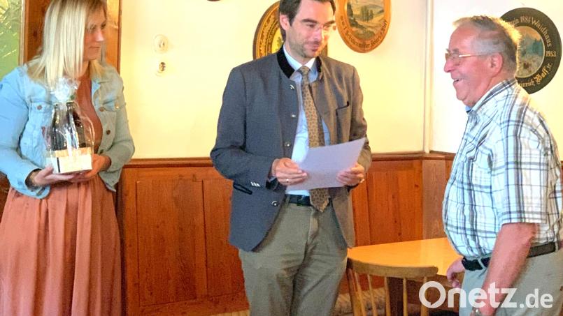 Johann Klug (rechts) kann beim CSU-Ortsverband Urkunde und Präsent durch Nicole Hoch und Dr. Stephan Oetzinger entgegennehmen. Bild: fjo