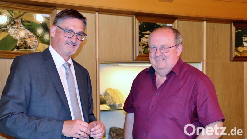 Bürgermeister Hans Prechtl (links) gratulierte Franz Jauernig zur Wahl zum Dritten Bürgermeister und überreichte ihm die Schlüssel für das Rathaus. Bild: Thomas Dobler