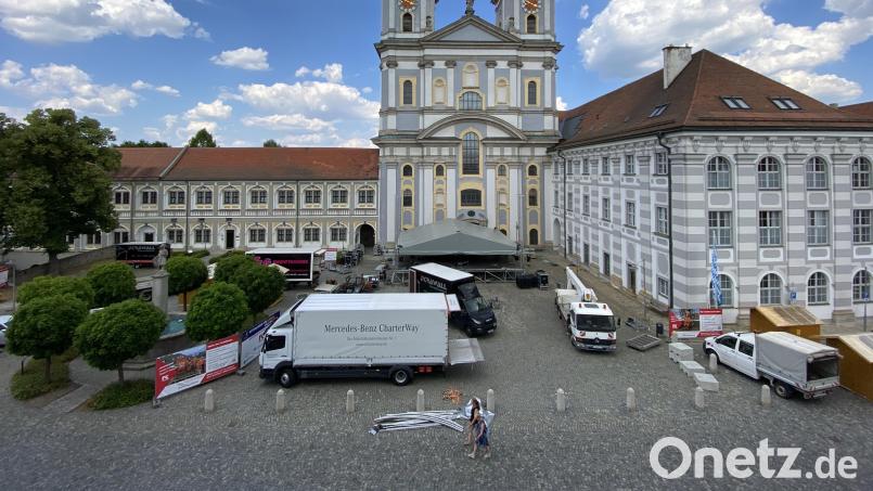 Vor der Basilika wird seit Mittwoch die große Bühne aufgebaut. Das Bild entstand am späten Donnerstagnachmittag, als die Überdachung der Bühnenfläche installiert wurde. Bild: Stadt Waldsassen/exb
