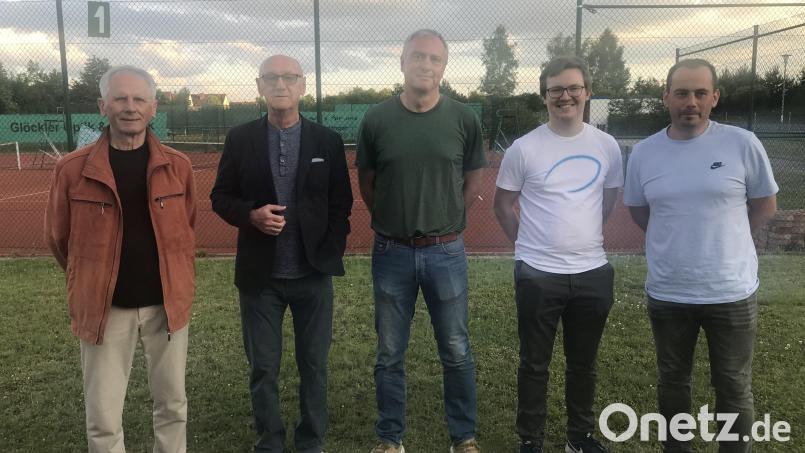 Werner Cyganek (links) ehrte Ernst Röhl (Zweiter von links) und Uli Nußhart (Dritter von links) für 50 und 25 Jahre Mitgliedschaft. Als Stellvertreter von Spartenleiter Dennis Stangl (Zweiter von. rechts) wurde Martin Graßmann (rechts) gewählt. Bild: mab