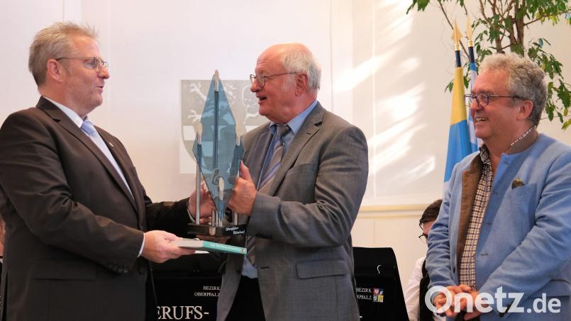 Der Präsident des Oberpfälzer Kulturbunds, Altlandrat Volker Liedtke (Mitte), übergab die Nordgauplastik an OB Andreas Feller (links). Rechts Bürgermeister Toni Dutz, dessen Heimat Wiesau 2018 das Kulturfest der Oberpfälzer ausgerichtet hatte. Bild: Hirsch