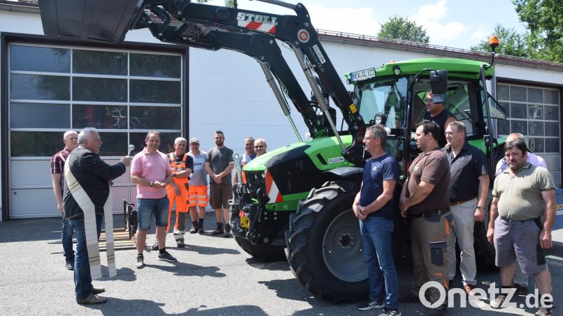 Den neuen 92.000 Euro teuren Kommunaltraktor segnet bei der Übergabe Diakon Herbert Sturm. Bürgermeister Anton Kappl (Dritter von links) spricht von einem bedeutenden Schritt bei der Ausstattung des gemeindlichen Bauhofs. Bild: fz