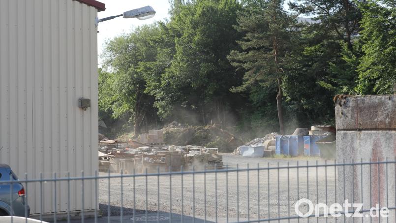 Der Bauhof in Erbendorf: Im Hintergrund sind die Haufen zu erkennen, die aktuell als "Lager" genutzt werden. Bild: fks