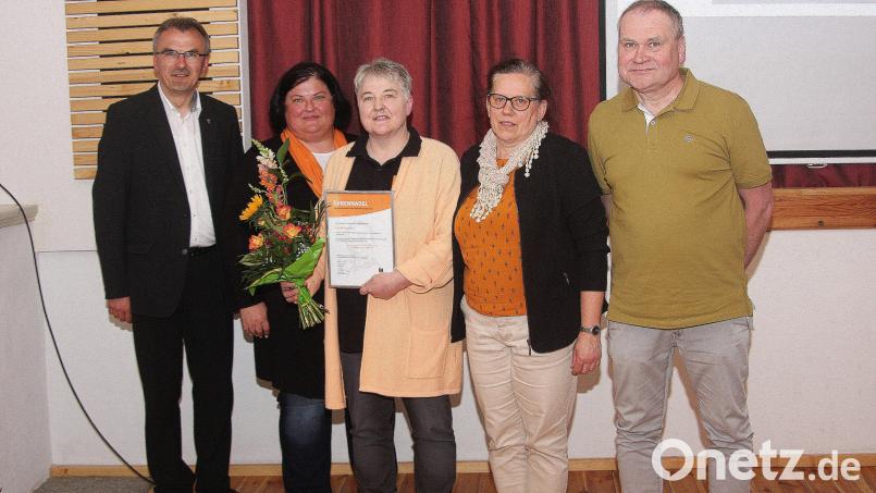 Bezirkspräses Pfarrer Martin Besold (links) gratulierte Schatzmeister Markus Fischer aus Bärnau, Schriftführerin Angela Protschky aus Immenreuth (von rechts) und Kassenprüferin Christine Kick aus Falkenberg (Zweite von links) zur Wiederwahl. Aus ihrem Amt verabschiedete sich die langjährige Bezirksvorsitzende Martina Mark (Mitte). Bild: wro