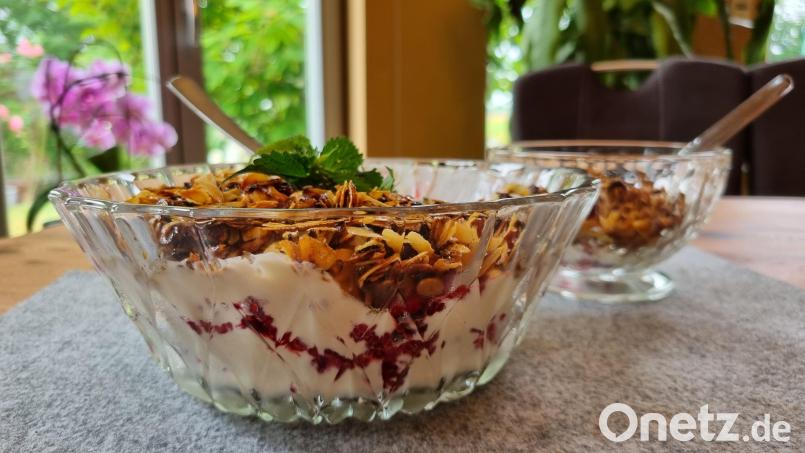 Diese Himbeer-Creme ist in 15 bis 20 Minuten zubereitet. Die karamellisierten Mandelblättchen sorgen auf dem Schicht-Dessert für eine süße Kruste. Bild: jak