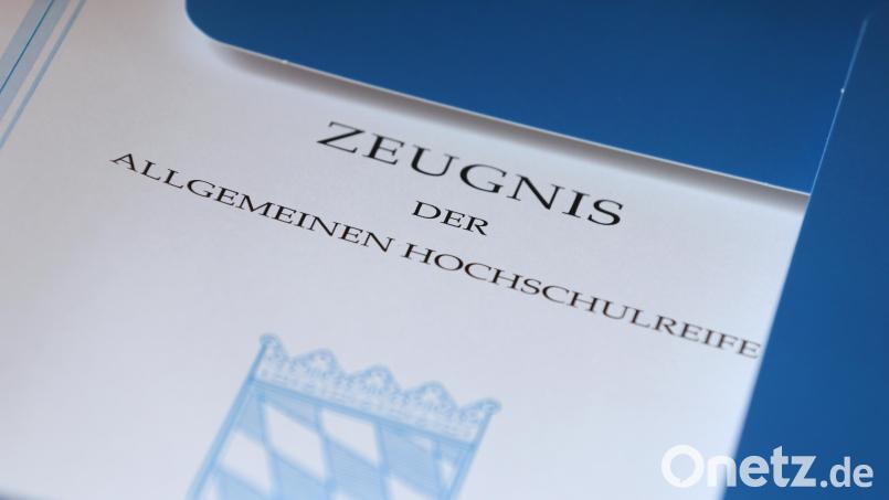 Das vielbegehrte Papier: Auch bei den diesjährigen Abiturprüfungen haben die Schüler und Schülerinnen sehr gut abgeschnitten. Bild: Karl-Josef Hildenbrand/dpa