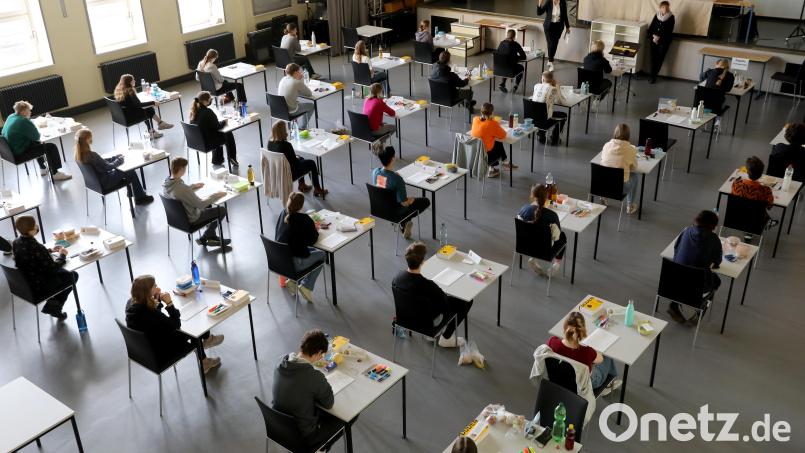 Die letzte Prüfung die die Schüler und Schülerinnen in ihrer Schullaufbahn ablegen müssen: Das Abitur. Trotz der Pandemie schneiden die Abschlussklassen auch dieses Jahr wieder sehr gut ab. Symbolbild: Bernd Wüstneck/dpa