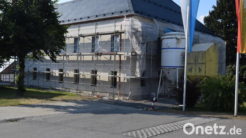 Die ersten Fenster sind gesetzt. Weitere Gewerke bei Umbau und der Sanierung des Schlosses folgen. Bild: fla
