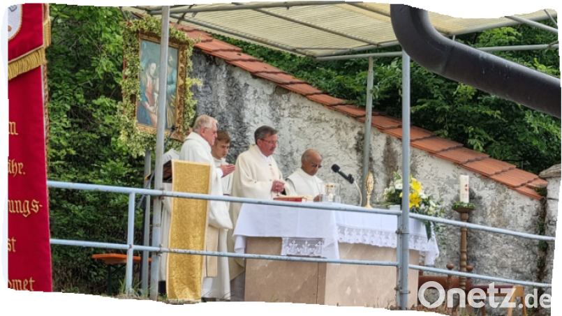 Die Pfarrer Klaus Birnthaler und Joseph Madathiparampil sowie Diakon Göring zelebrierten den Gottesdienst bei der Sternwallfahrt nach Zant. Bild: Lehmeier/exb